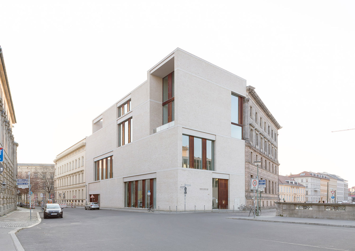 Berlin,-David-Chipperfield-Arch—Gallery-building-Am-Kupfergraben-francesca-iovene